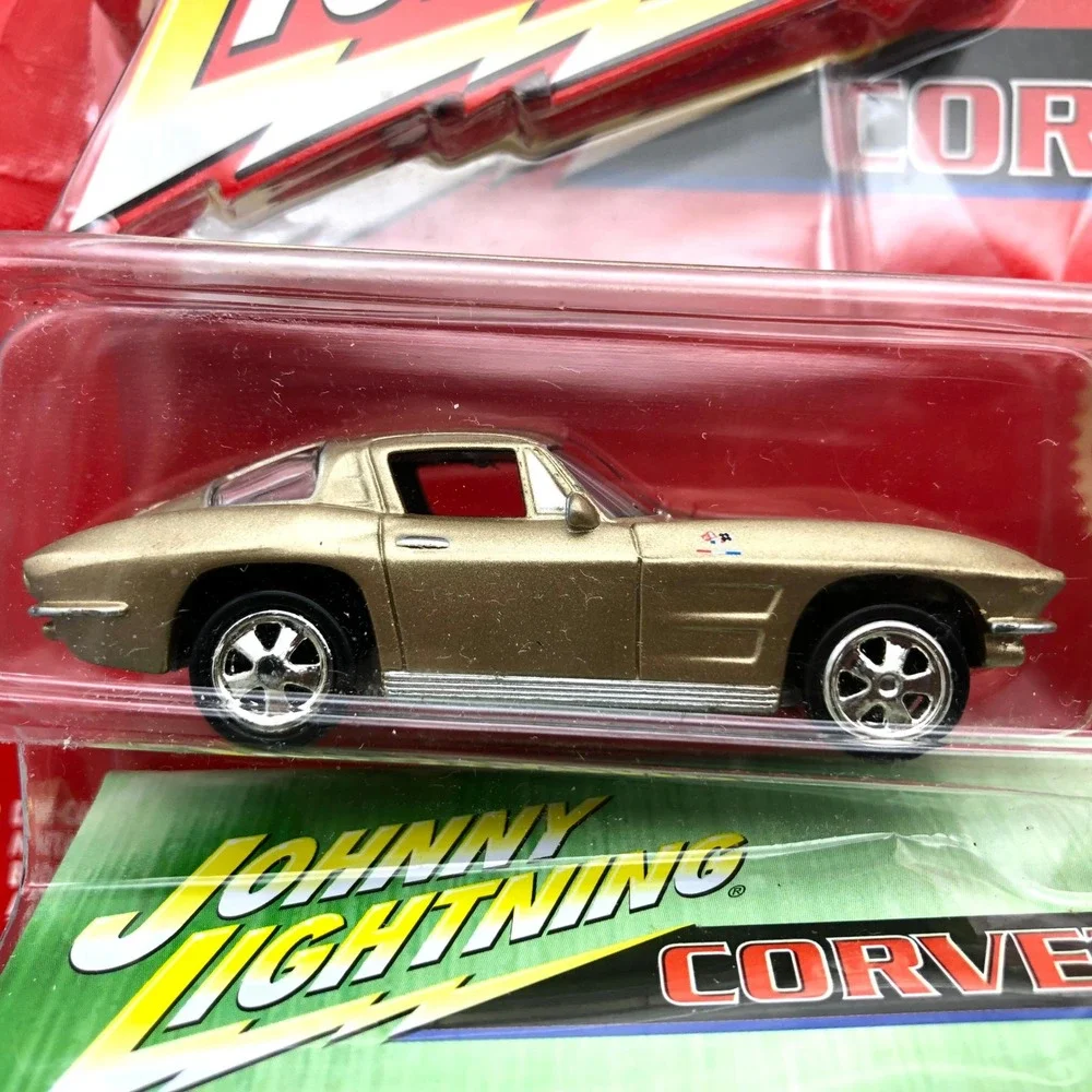 Johnny Lightning 1963 Corvette Split Window Gold Diecast 1/64 Pro Collector Tin